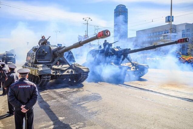 У центр Москви стягнули сотні танків і БТР: відео з "Термінаторами" і "Арматами"