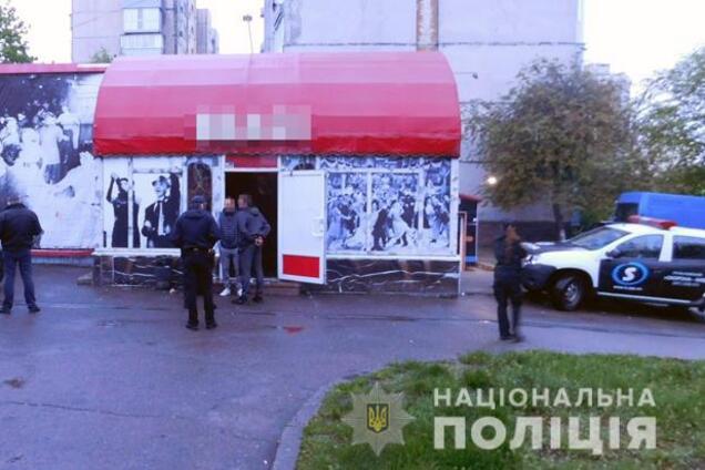 Ударил ножом в грудь: в Киеве под ночным клубом произошла жесткая драка