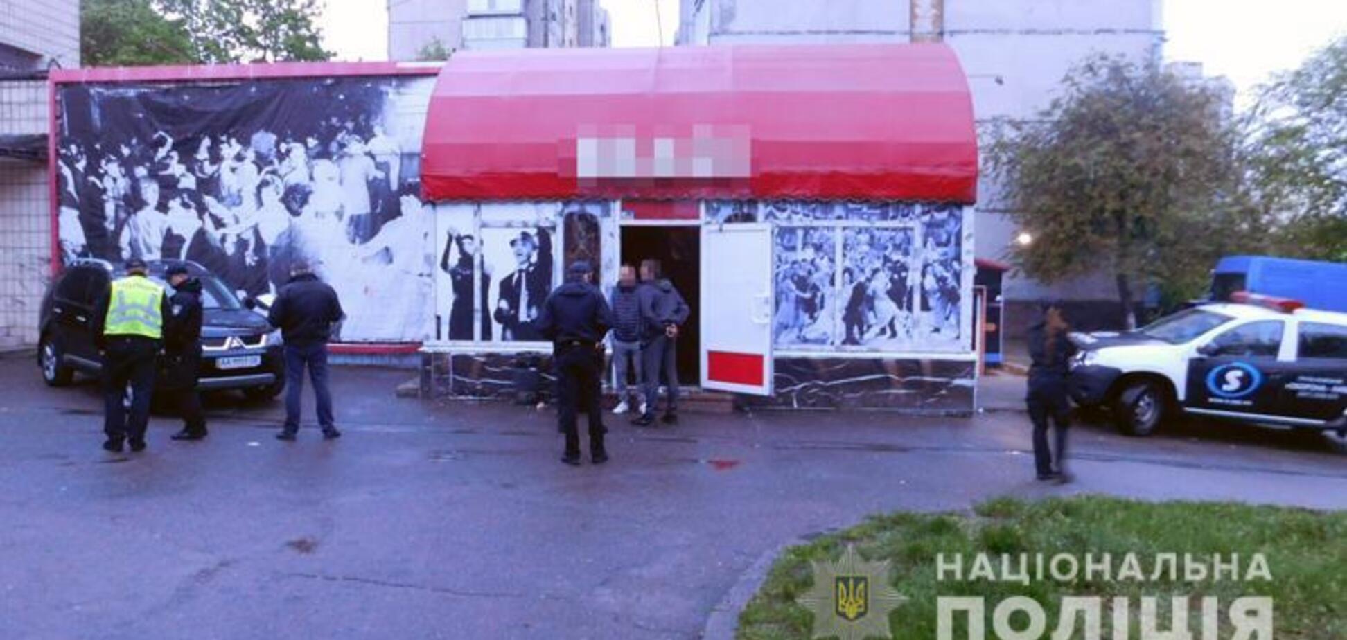 Ударил ножом в грудь: в Киеве под ночным клубом произошла жесткая драка 