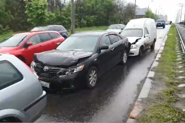 У Києві через яму на дорозі зіштовхнулися п'ять авто: відео масштабної аварії