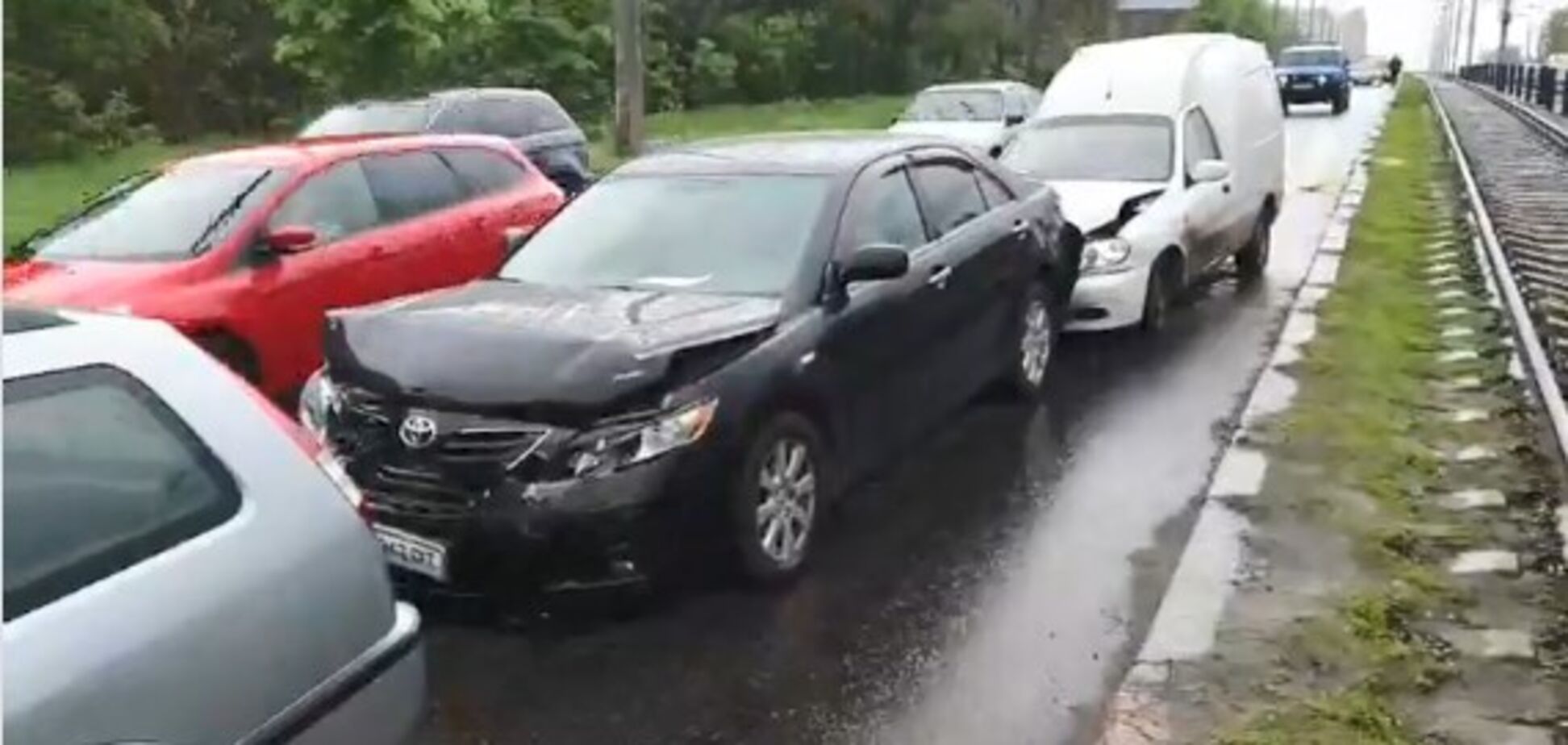 У Києві через яму на дорозі зіштовхнулися п'ять авто: відео масштабної аварії