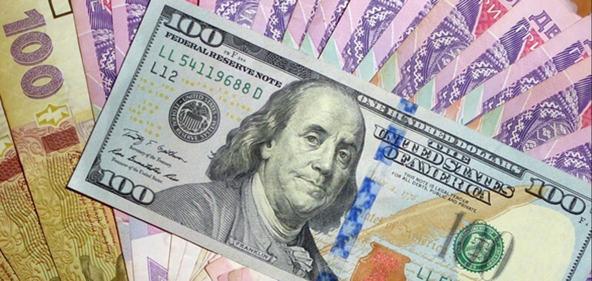 Курс доллара в Украине опустится до рекордной отметки: прогноз аналитика