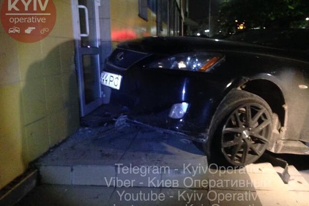 В Киеве элитное авто влетело в здание колледжа: фото аварии