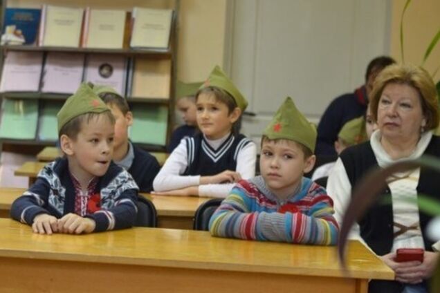 Радянські пілотки та вишиванки: через дитяче свято під Києвом розгорівся скандал