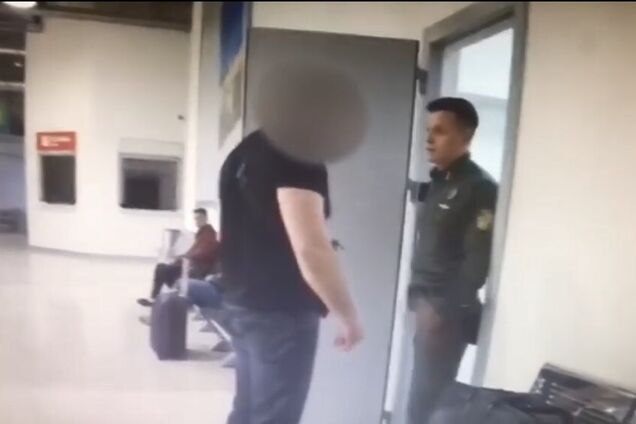 Россиянин устроил дебош в аэропорту Киева: видео 18+