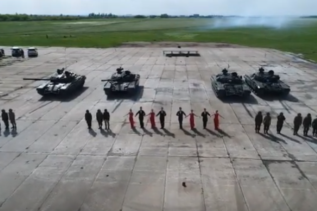 "Нєх*р робити": "балет" танків у "ЛНР" потрапив на відео