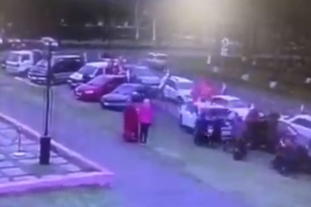 Мчался с людьми на капоте: в России участник автопробега ко Дню Победы 'снес' толпу. Жесткие кадры