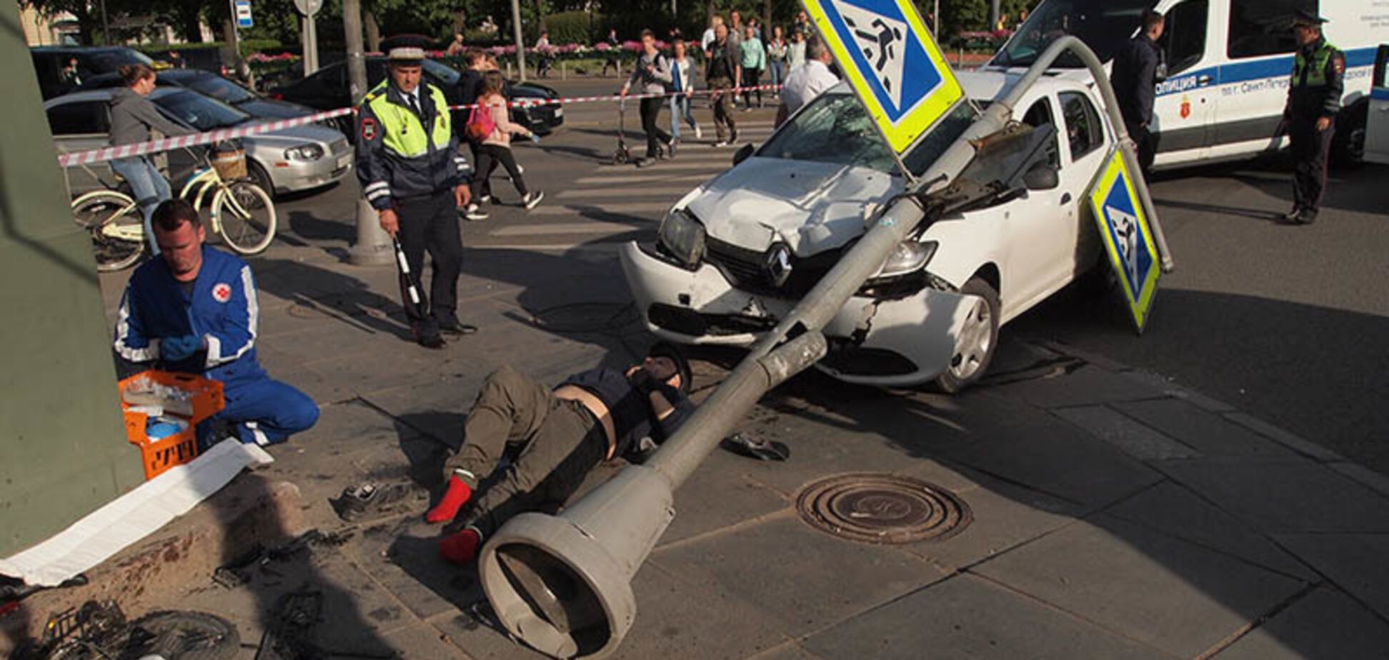 Зайцева по-российски: в Петербурге автомобиль влетел в толпу людей. Первые фото и видео