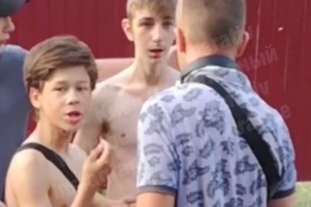 У Києві натовп п'яних підлітків напав на літнього чоловіка: витівка потрапила на відео