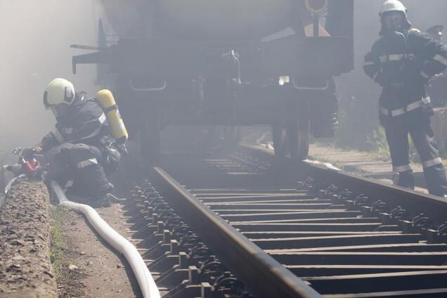 "Горят поезд и грузовик": в России произошло масштабное ДТП.  Опубликованы фото