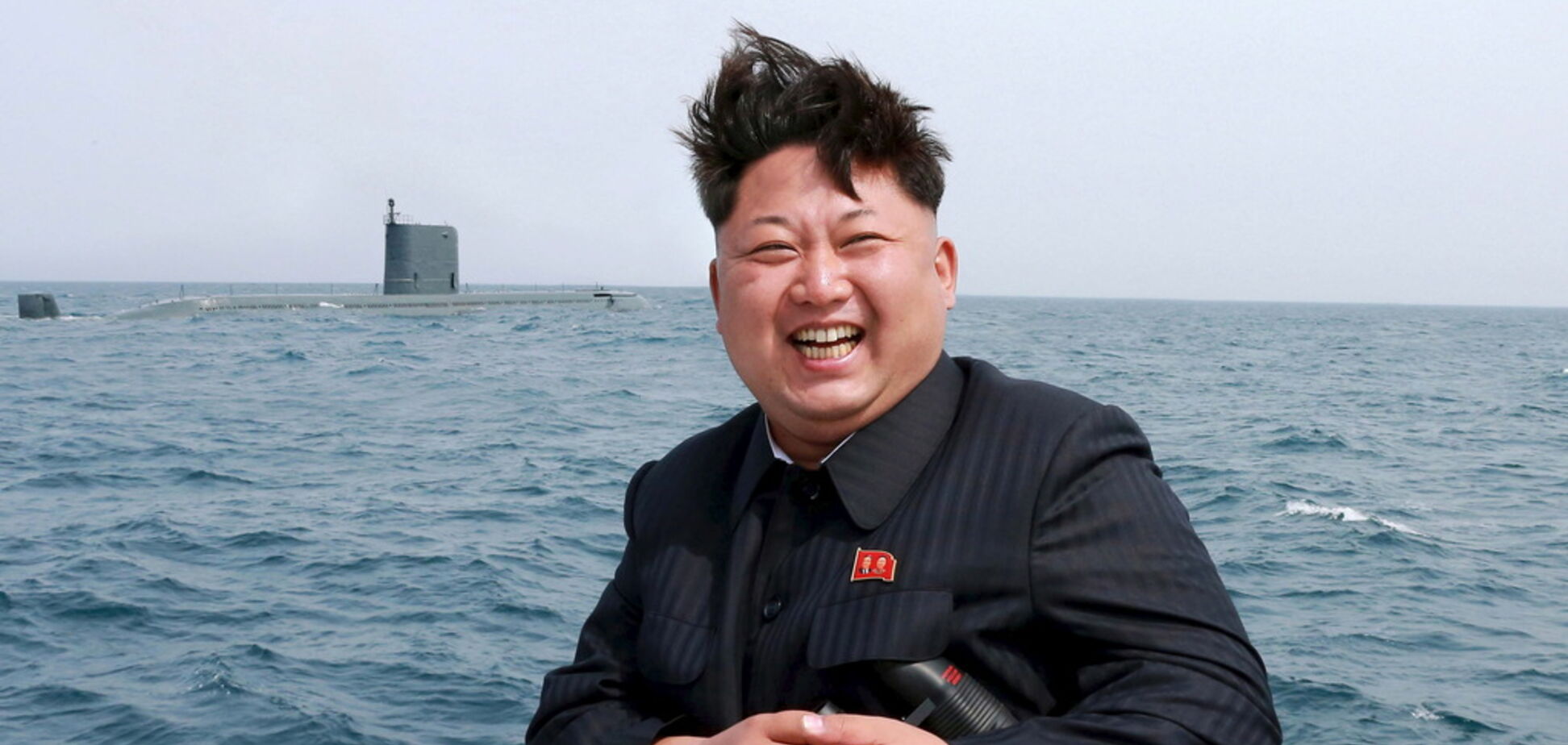 Один среди рыдающих девочек: в сети показали странное фото Ким Чен Ына