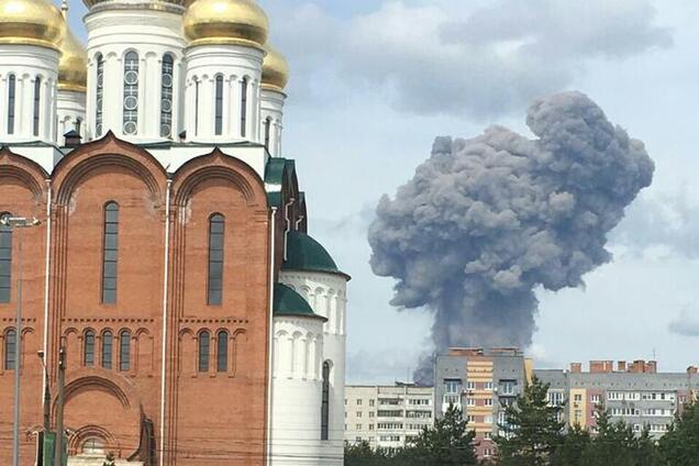 'Выбило стекла в домах': в Дзержинске мощно рванул завод боеприпасов. Фото и видео ЧП