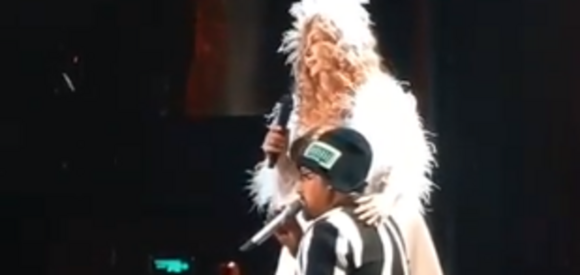 Билык на коленях позвали замуж: трогательное видео