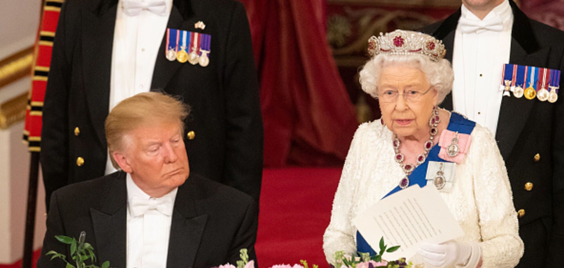 В сети высмеяли нелепый костюм Трампа на встрече с королевой