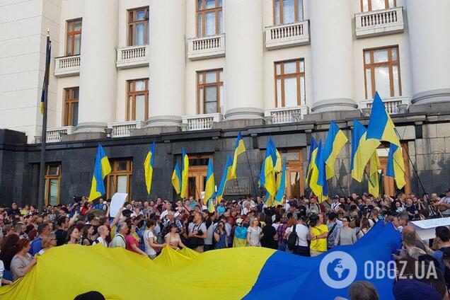 "Капитуляция — предательство!" Украинцы устроили массовую акцию под АП