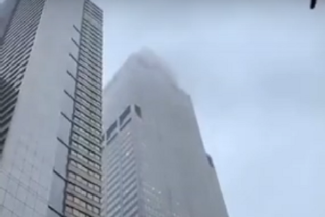 Вертолет врезался в небоскреб в центре Нью-Йорка