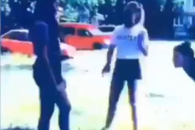 Ногами в живот и по голове: в Киеве жестоко избили школьницу. Видео