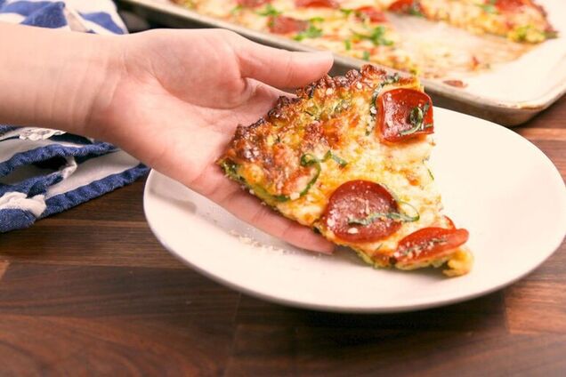 Простий рецепт: корисна і смачна піца на кабачковому 'тісті'