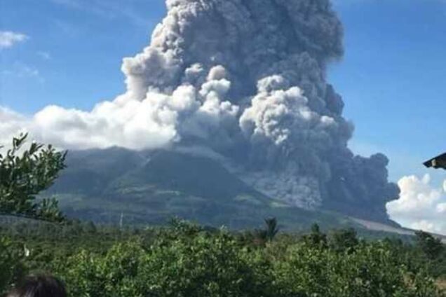 В Индонезии проснулся древний вулкан: невероятные фото и видео
