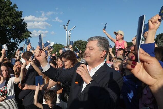 Безвізовий режим з ЄС помножив цінність українського паспорту – Порошенко на акції День народження безвізу