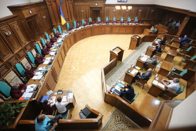 Судьи разнесли представителя Зеленского в КСУ: о чем речь