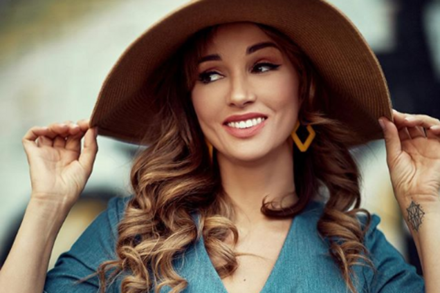 'Свела с ума': Чехова оголила пышные формы и завела сеть