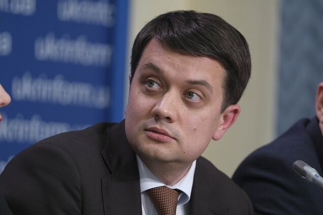 "Зараз не готовий": у партії Зеленського "злили" гострі питання про Донбас і РПЦ