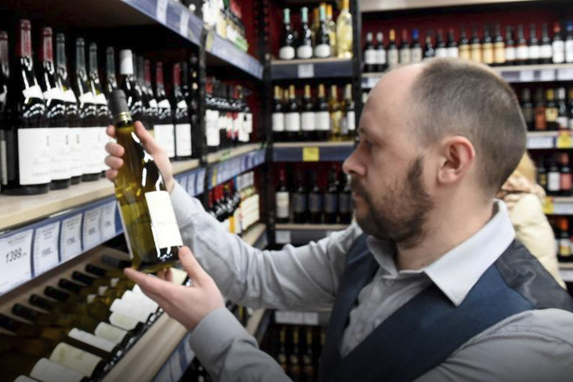 "Только в спецмагазинах": в России захотели серьезно усложнить продажу алкоголя и сигарет