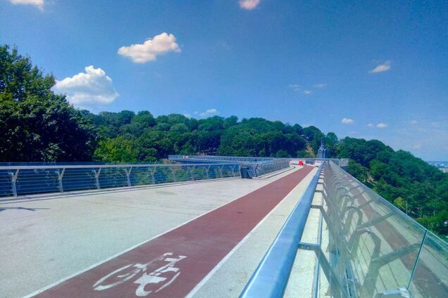 В Киеве внезапно закрыли стеклянный чудо-мост: что произошло