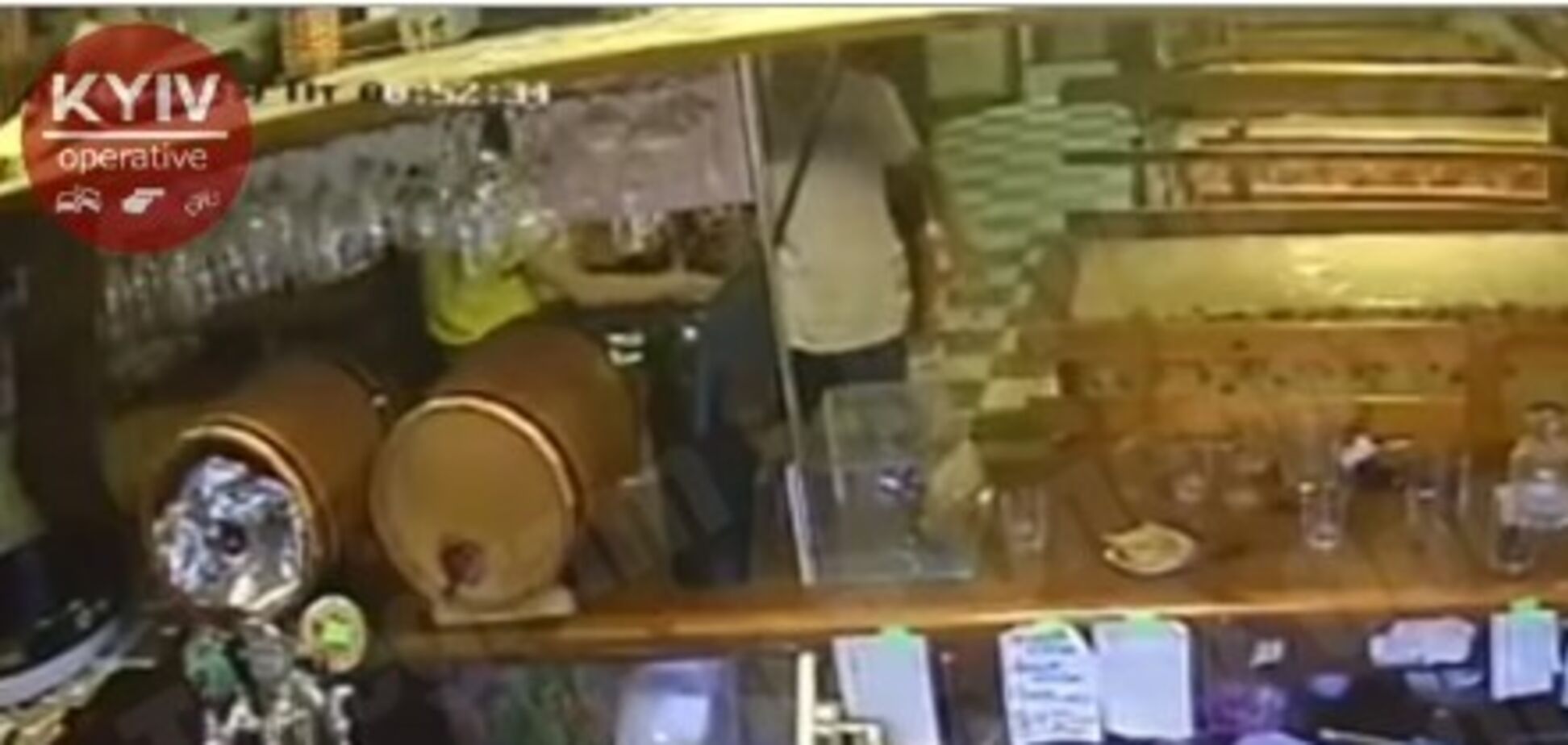 У кафе під Києвом із ножем напали на підлітків: відео