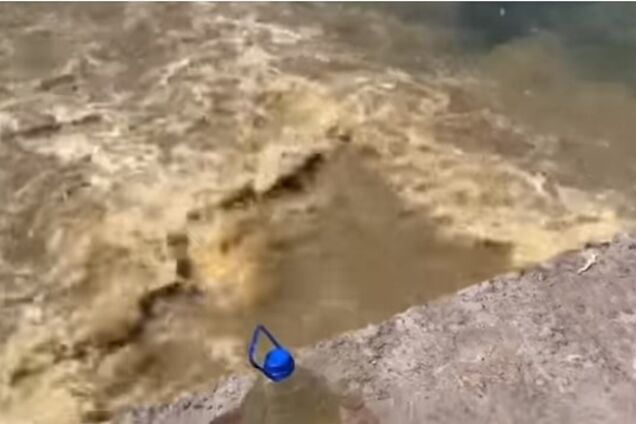 'Це треш!' У Києві засікли злив стічної води в річку