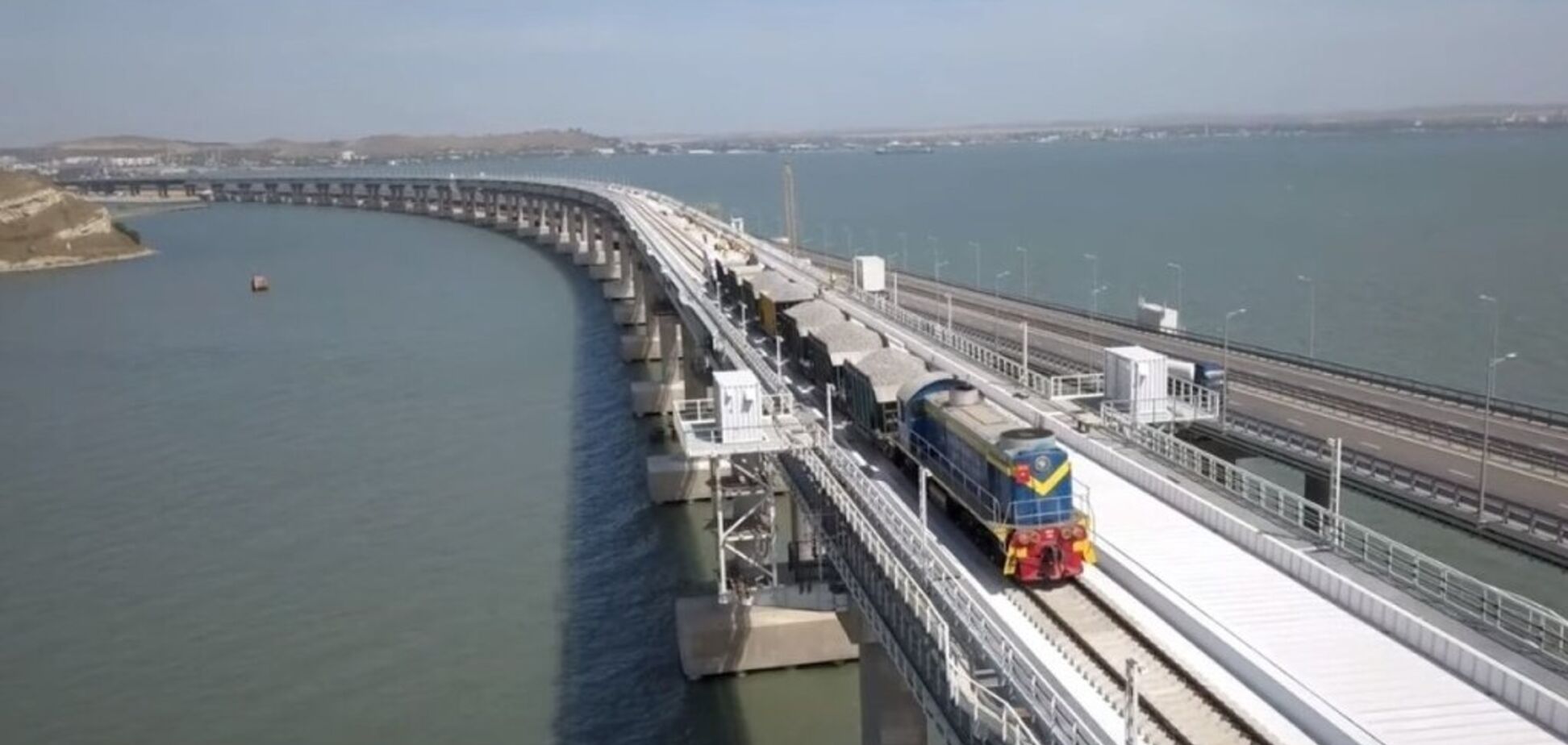 Крымский мост соединили железной дорогой с Россией: опубликованы фото и видео