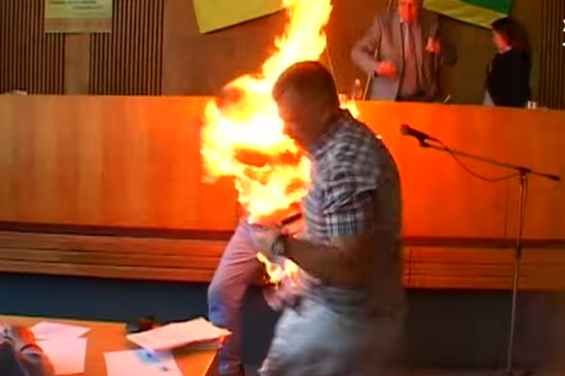 На Житомирщині чоловік влаштував самоспалення на сесії міськради: моторошне відео 18+