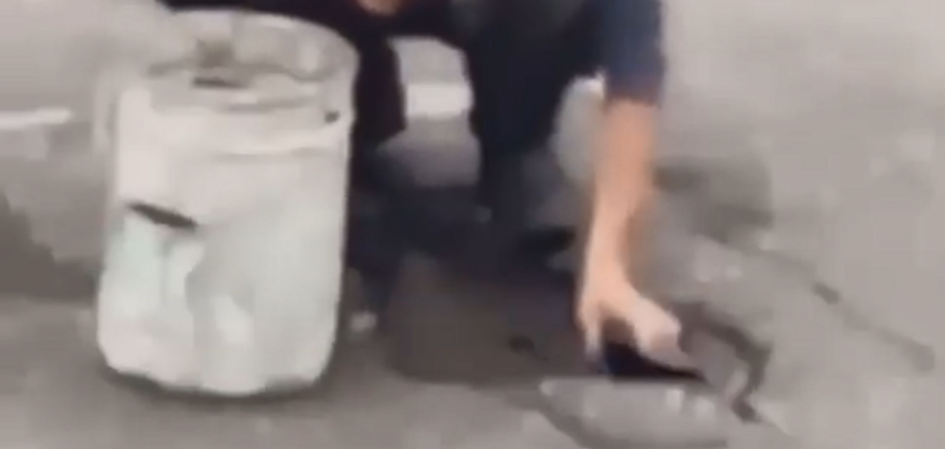 Из ямы в ведро: в России засняли на видео 'ноу-хау' по ремонту дорог