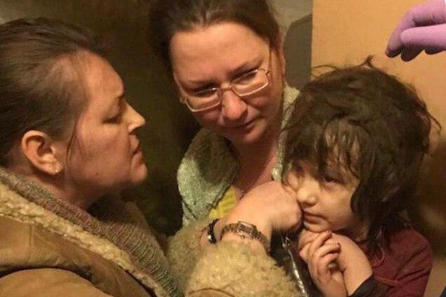 У Москві в купі сміття знайшли дитину-мауглі: історія отримала продовження