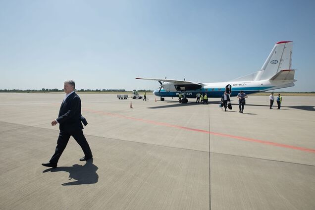 'Наш президент!' Порошенко удивил украинцев на рейсовом самолете. Фотофакт