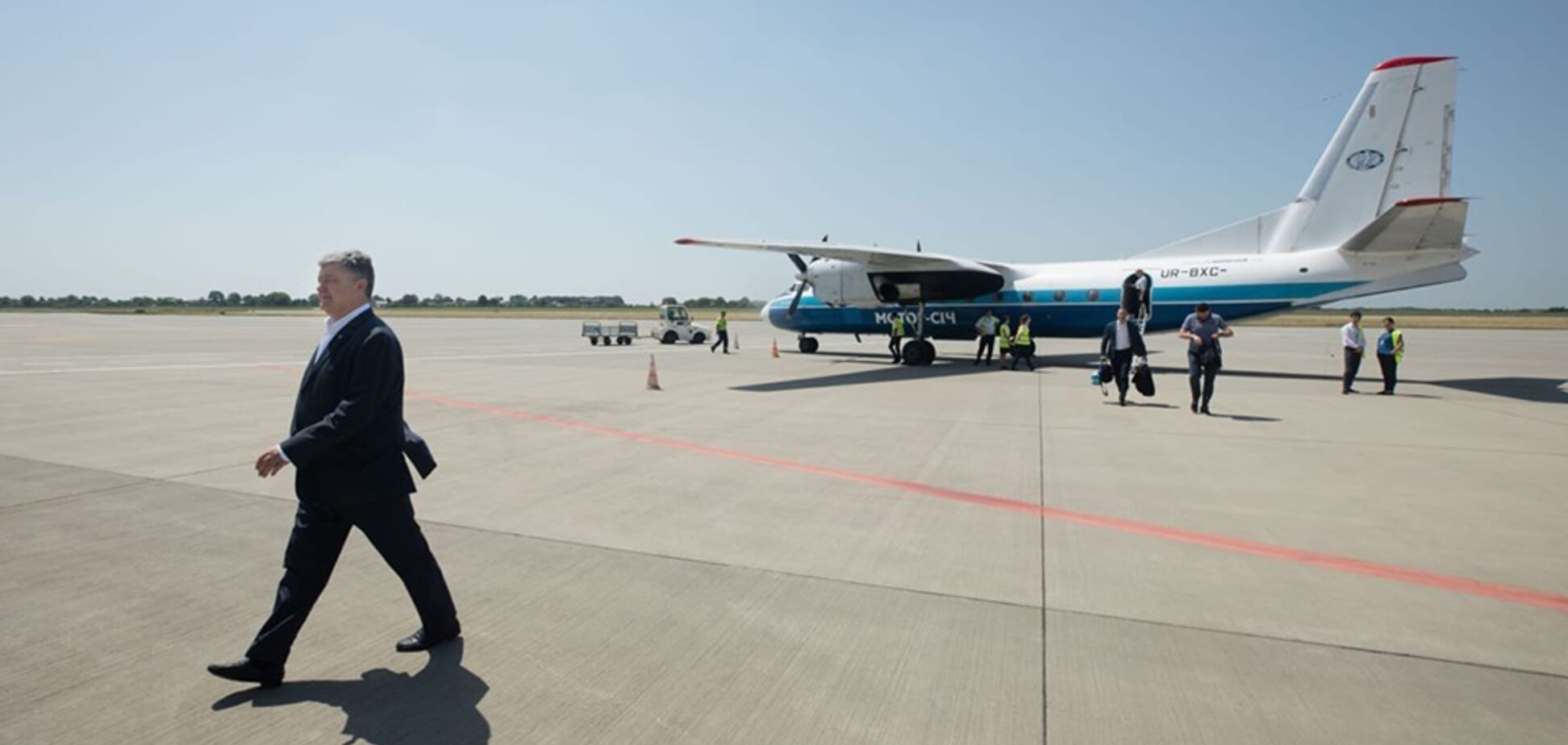 'Наш президент!' Порошенко здивував українців на рейсовому літаку. Фотофакт