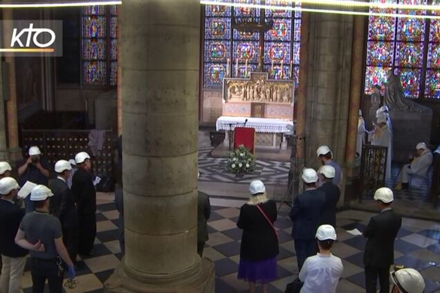 С касками на головах: в Нотр-Дам прошла первая после пожара месса. Фото и видео