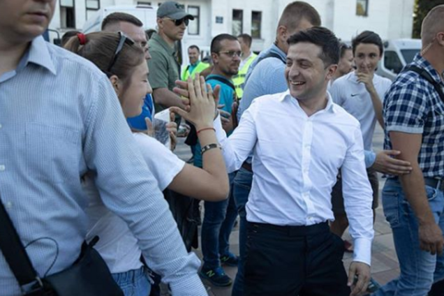 Мокрый президент: Зеленский ошарашил выходкой в Мариуполе: видео