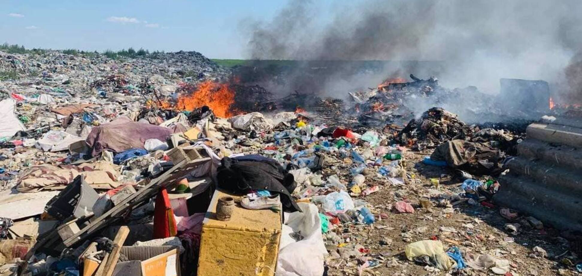 Под Николаевом вспыхнул мусорный полигон: фото масштабного пожара