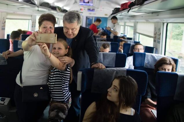 Порошенко проехался в интерсити и вызвал ажиотаж в сети