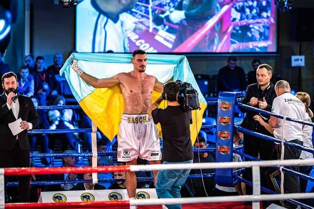 Непереможний український боксер виграв бій нокаутом у 2-му раунді