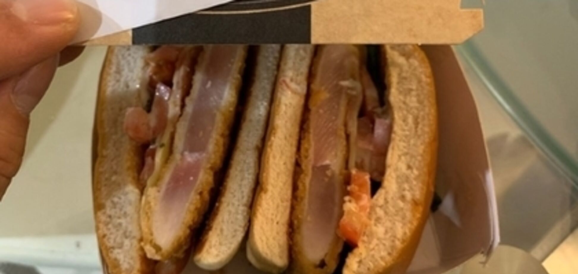 Бургеры с сырой курицей: McDonald's загремел в скандал
