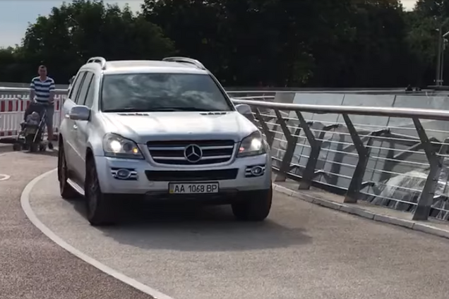 Авто заїхало на скляний міст у Києві