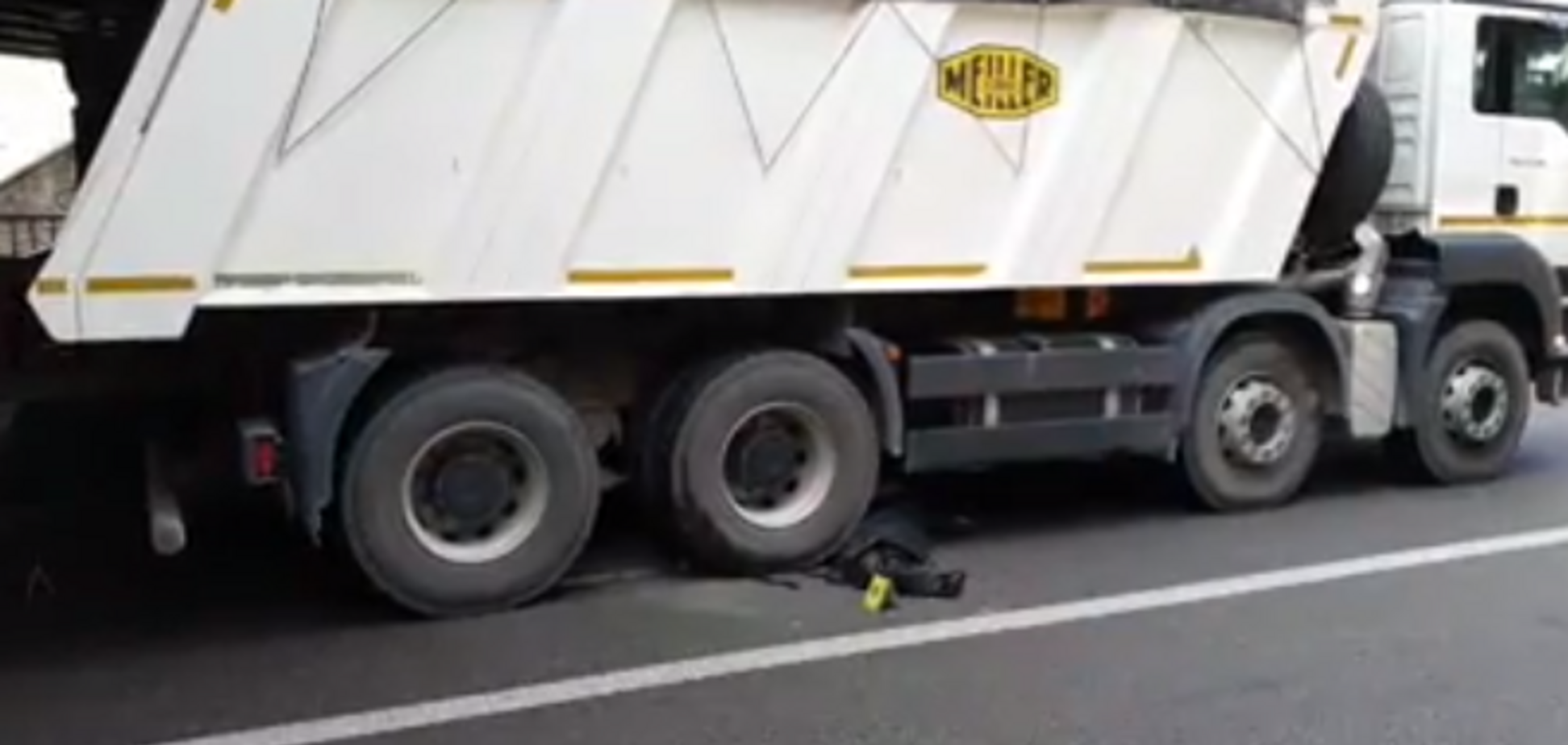 У Києві чоловік кинувся під вантажівку