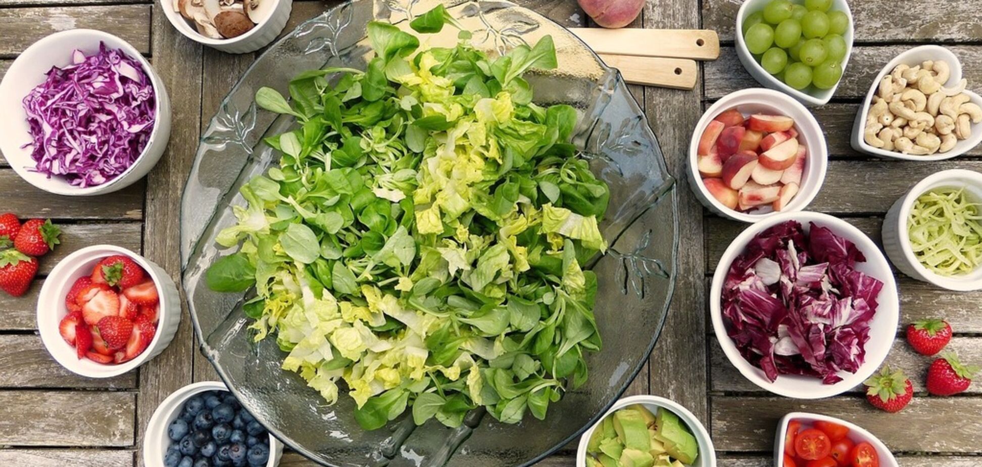 Літні салати з баклажана, квасолі, огірка: прості рецепти