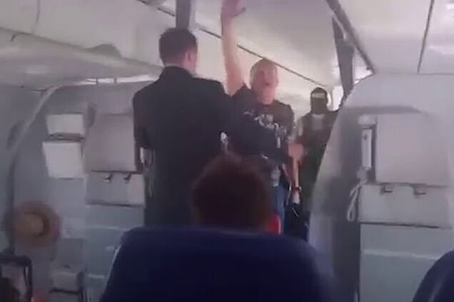 У Польщі екстрено посадили літак через п'яного росіянина: відео із салону