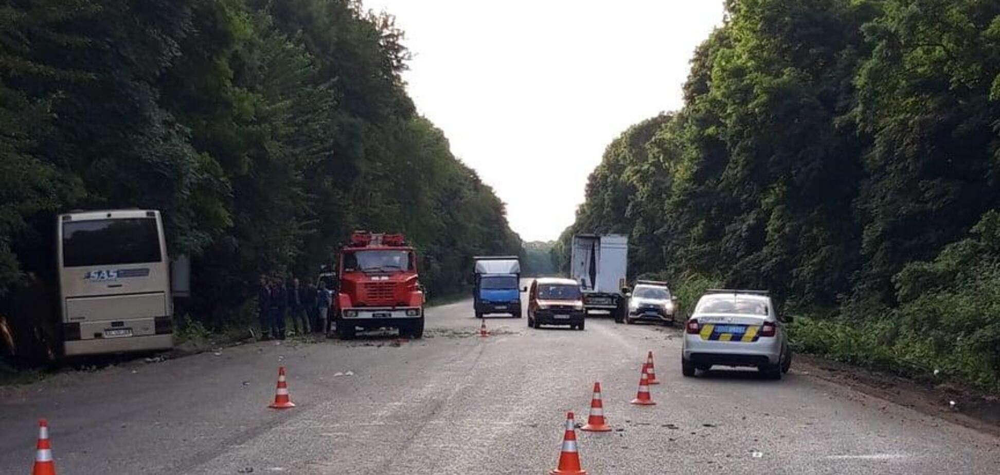 На Хмельнитчине произошло ДТП с пассажирским автобусом: один погиб, трое в реанимации