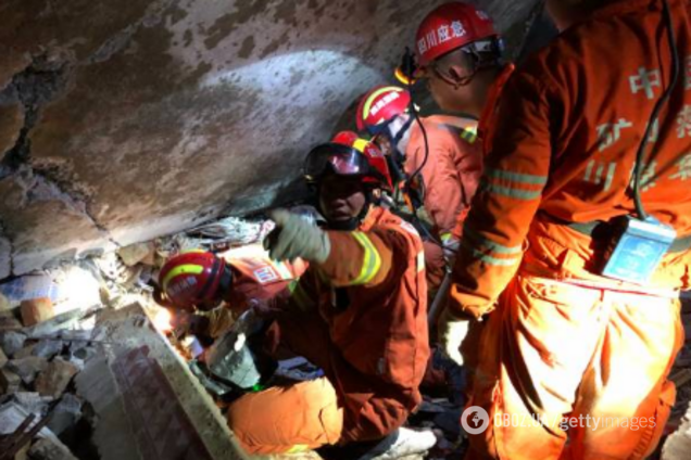 На Китай обрушилось мощное землетрясение: 12 погибших, 134 пострадавших