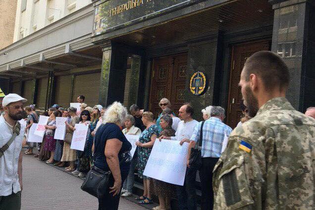 'За решетку!' В Киеве под ГПУ собрался митинг против одиозного экс-бойца 'Правого сектора'